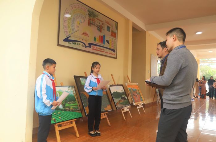 Các em học sinh thuyết trình về các tác phẩm tranh dự thi