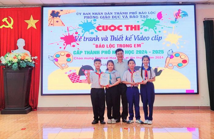 Trao giải cho các em học sinh tiểu học đạt thành tích xuất sắc tại Cuộc thi