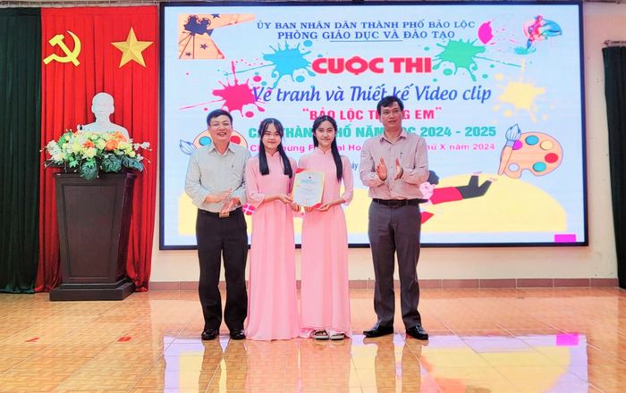Trao giải Nhất cho các em học sinh THCS tham gia Cuộc thi