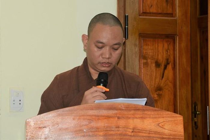 Đại đức Thích Từ Nghiêm đọc báo cáo tổng kết