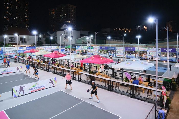Pickleball là bộ môn mới mẻ, song cho thấy sức hút lớn đối với người chơi thể thao trong nước và khách quốc tế. Ảnh: Phương Lâm.