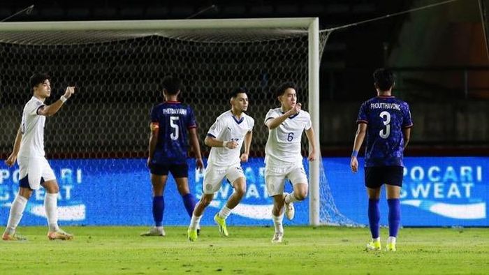 Bàn gỡ hòa của Sandro Reyes (số 6) đã giúp Philippines tránh được thất bại trước Lào. Ảnh: SPORTFIVE