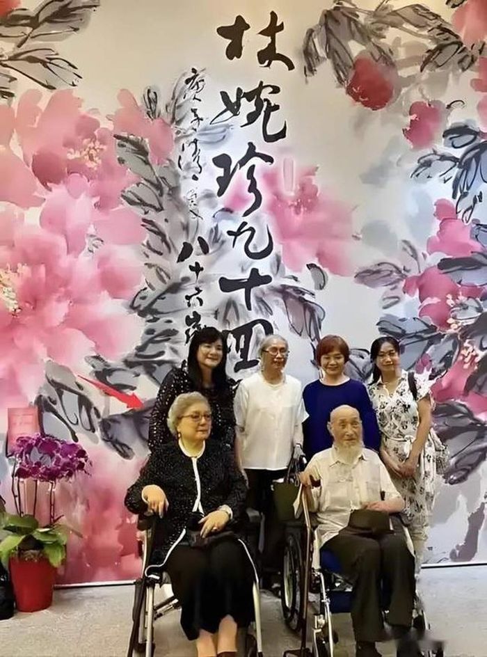 Bà Lâm Uyển Trân tại triển lãm cá nhân cùng các con