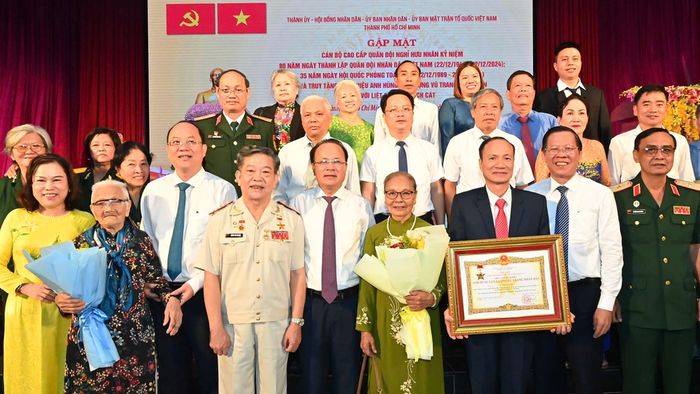  Phó Bí thư Thành ủy, Chủ tịch UBND TPHCM Phan Văn Mãi và cùng các đại biểu dự buổi gặp mặt chụp ảnh lưu niệm. Ảnh: VIỆT DŨNG 