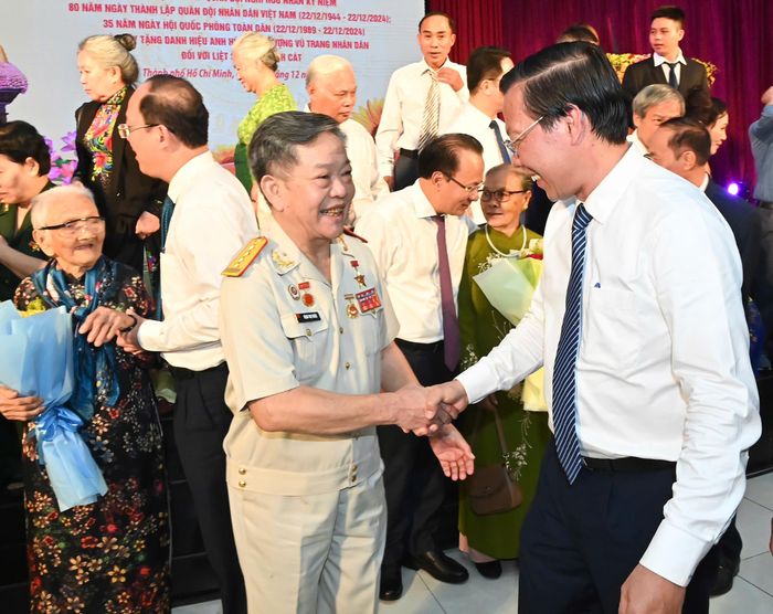  Đồng chí Phan Văn Mãi trò chuyện với cán bộ cao cấp quân đội nghỉ hưu. Ảnh: VIỆT DŨNG 