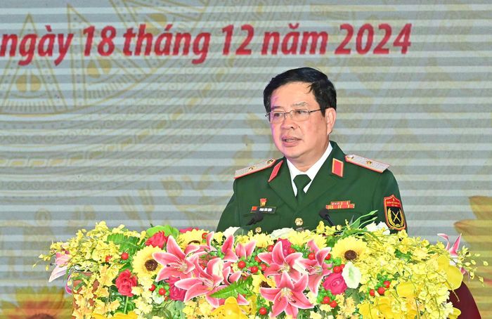  Thiếu tướng Phan Văn Xựng, Chính ủy Bộ Tư lệnh TPHCM báo cáo tại buổi gặp mặt. Ảnh: VIỆT DŨNG 