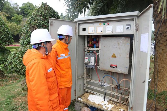 Cán bộ Điện lực Thành phố Lai Châu kiểm tra tủ điện phân phối cấp điện cho khu quảng trường nhân dân tỉnh.
