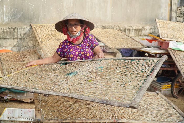 Giá cá cơm khô thông thường 80.000 đồng/kg, nhưng nếu tẩm gia vị sẽ có giá 150.000 đồng/kg.