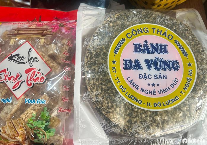 Hai sản phẩm kẹo lạc và lạc bánh đa Vĩnh Đức đã vào hệ thống Vinmart. Ảnh: Trân Châu