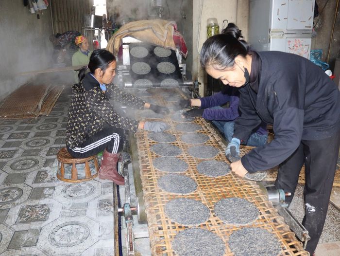 Chuẩn bị đưa bánh ra phơi. Ảnh: Trân Châu