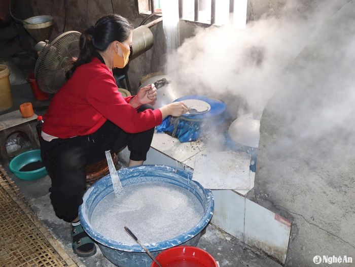 Khâu ngâm ủ bột và tráng bánh cũng rất quan trọng để bánh dẻo, ngon. Ảnh: Lê Ngọc Phương