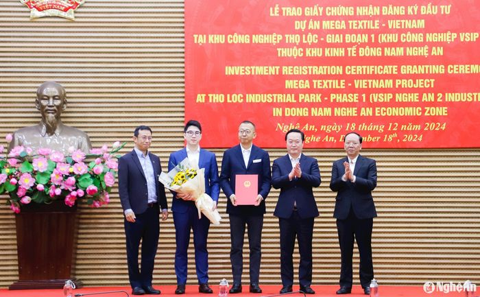 Bí thư Tỉnh ủy, Chủ tịch UBND tỉnh Nguyễn Đức Trung trao Giấy chứng nhận đăng ký đầu tư cho Tập đoàn Best Pacific; Phó Chủ tịch UBND tỉnh Bùi Thanh An tặng hoa chúc mừng nhà đầu tư. Ảnh: Phạm Bằng