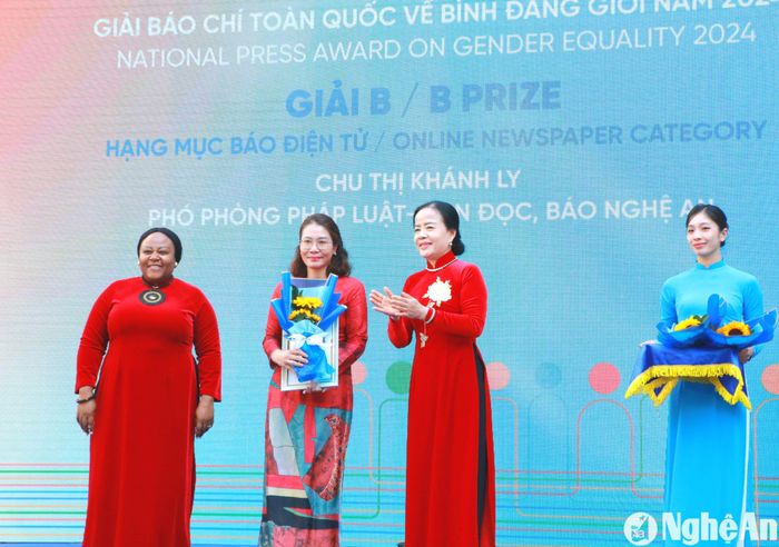 Nhà báo Chu Thị Khánh Ly - Báo Nghệ An nhận giải B - Giải Báo chí toàn quốc bình đẳng giới năm 2024. Ảnh: Gia Huy