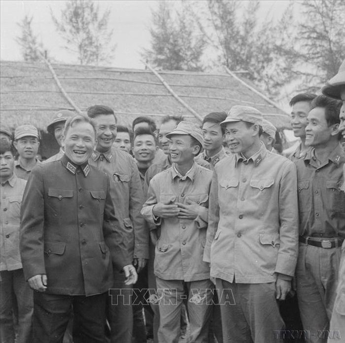  Thượng tướng Chu Huy Mân, Chủ nhiệm Tổng cục Chính trị Quân đội nhân dân Việt Nam (hàng đầu, ngoài cùng bên trái) thăm hỏi các cán bộ Quân đội chuẩn bị đi công tác các tỉnh miền núi (tháng 11-1977). Ảnh: TTXVN 