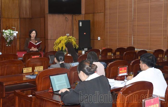 Bà Lò Thị Luyến, Phó Trưởng Đoàn ĐBQH tỉnh tham gia ý kiến về việc sử dụng hoa ban chế biến làm món ăn tại phiên thảo luận tổ, kỳ họp HĐND tỉnh lần thứ 17.