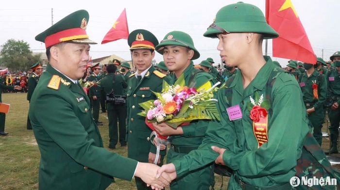 Đặc biệt, chú trọng công tác giáo dục quốc phòng, an ninh; coi trọng công tác tuyển chọn và gọi công dân nhập ngũ; xây dựng lực lượng dân quân tự vệ đủ số lượng, có chất lượng; lực lượng dự bị động viên được đăng ký, quản lý chặt chẽ. Ảnh: Bộ CHQS tỉnh