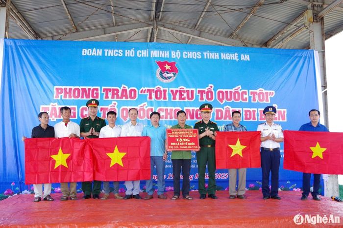 Trao tặng cho ngư dân đi biển hơn 36.500 cờ Tổ quốc. Ảnh: Bộ CHQS tỉnh