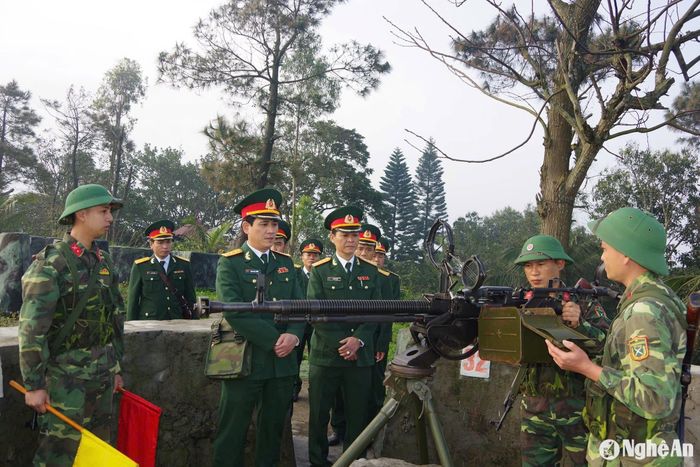 Trong đó, Bộ Chỉ huy Quân sự tỉnh chú trọng đầu tư xây dựng các công trình phòng thủ, công trình quốc phòng ở các tuyến biển đảo, tuyến biên giới, đất liền nội địa, góp phần hình thành thế trận phòng thủ liên hoàn, vững chắc trên địa bàn. Ảnh: Bộ CHQS tỉnh