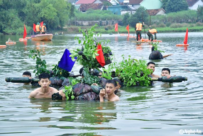Lực lượng vũ trang tỉnh thường xuyên chăm lo xây dựng vững mạnh về chính trị, tư tưởng, tổ chức, đạo đức và cán bộ; đổi mới, nâng cao chất lượng huấn luyện, sẵn sàng chiến đấu. Ảnh: Bộ CHQS tỉnh