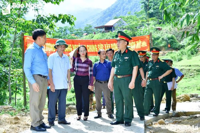 Lực lượng vũ trang Nghệ An cũng đã góp công lớn cho phong trào xóa đói, giảm nghèo, xây dựng nông thôn mới của tỉnh; để lại nhiều điểm sáng, ghi dấu ấn sâu sắc trong lòng nhân dân. Ảnh: Bộ CHQS tỉnh