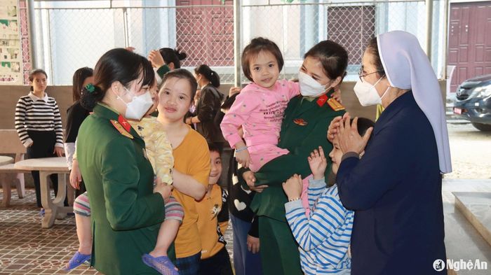 Thường xuyên thực hiện tốt công tác dân vận, công tác chính sách và các phong trào thi đua yêu nước của địa phương; cán bộ, chiến sĩ lực lượng vũ trang tỉnh luôn là lực lượng nòng cốt, đi đầu. Ảnh: Bộ CHQS tỉnh