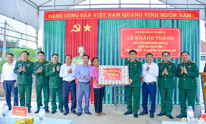 Lực lượng vũ trang tích cực tham gia các phong trào thi đua của tỉnh, nổi bật nhất là phong trào “Cả nước chung tay vì người nghèo – không để ai bị bỏ lại phía sau. Ảnh: Bộ CHQS tỉnh