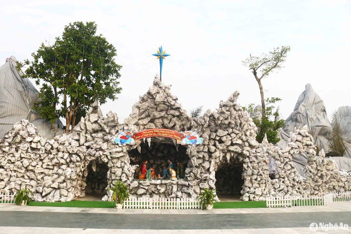 Một hang đá "khủng" làm từ nguyên liệu tre, nứa và bao bì phế liệu của con bà Giáo xứ Bàn Thạch, xã Thanh Quả (Thanh Chương) chào đón Giáng sinh 2024. Ảnh: Huy Thư