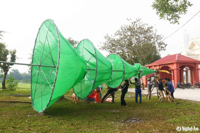 Bà con Giáo xứ Mô Vĩnh, xã Thanh Quả (Thanh Chương) dựng cây thông Noel 4 tầng trong khuôn viên thánh đường giáo xứ. Ảnh: Huy Thư