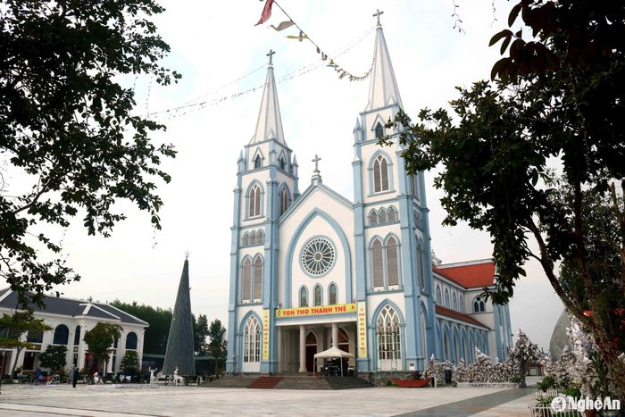 Với tinh thần đoàn kết, sáng tạo của bà con giáo dân, nhiều công trình đón Giáng sinh ở các xứ đạo được thiết kế, xây dựng, hoàn thành sớm, góp phần tạo nên cảnh quan đón Giáng sinh rực rỡ. Hy vọng với sự chuẩn bị công phu, chu đáo, bà con giáo dân các địa phương trong tỉnh sẽ đón một mùa Giáng sinh an lành, hạnh phúc. Trong ảnh: Giáo đường Giáo xứ Bàn Thạch (Thanh Chương). Ảnh: Huy Thư