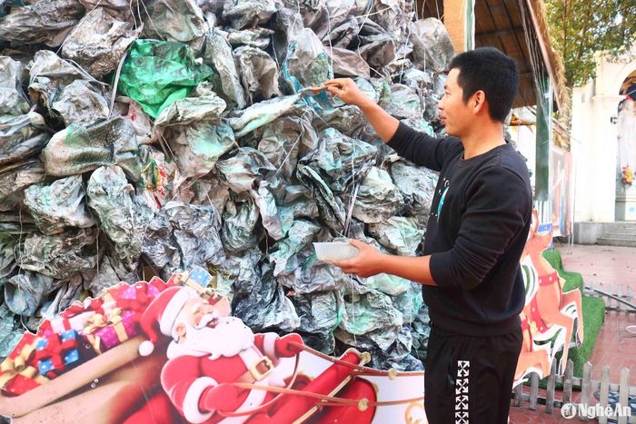 Bà con đã tận dụng các nguyên, vật liệu, phế liệu quen thuộc như tre, nứa, bao bì... để làm nên những tác phẩm đẹp, thân thiện với môi trường chào đón Giáng sinh. Ảnh: Huy Thư