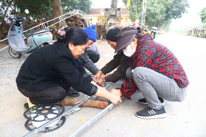 Một số giáo xứ khởi động công việc chuẩn bị đón Giáng sinh từ đầu tháng 12. Công việc trang trí chào đón Giáng sinh được các giáo xứ giao cho các ban, hội trong xứ phụ trách, mỗi giáo họ đảm nhiệm một công việc. Ảnh: Huy Thư