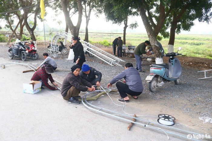 Bà con giáo dân Giáo xứ Quy Chính (thị trấn Nam Đàn) đang chộn rộn chỉnh trang các tuyến đường dẫn về giáo xứ, trang trí nhà cửa, chuẩn bị chu đáo để đón một mùa Giáng sinh mới an lành, ấm áp. Ảnh: Huy Thư