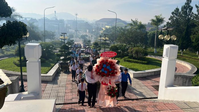 Hội đồng Đội huyện Lâm Hà viếng Đài tưởng niệm liệt sĩ