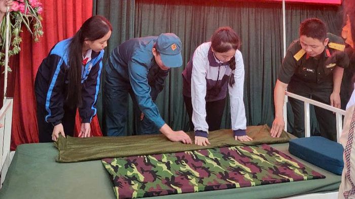 Học sinh được trải nghiệm gấp chăn màn như người lính trong quân ngũ