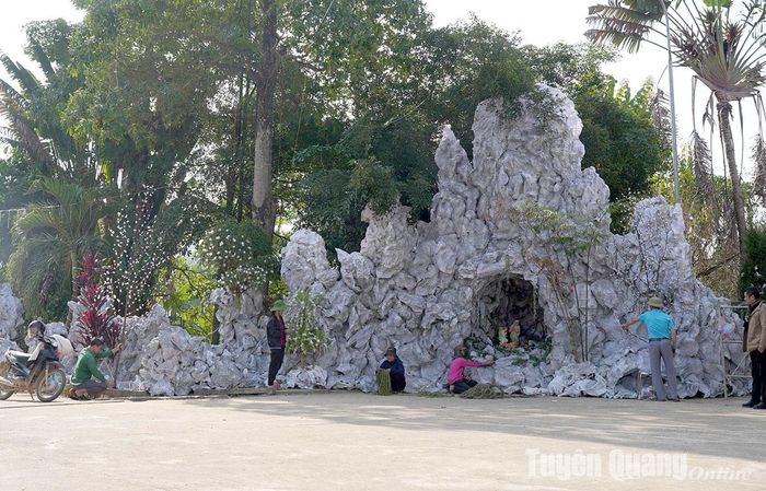 Nhà thờ giáo xứ, giáo họ chuẩn bị hang đá tái hiện ngày Chúa sinh.