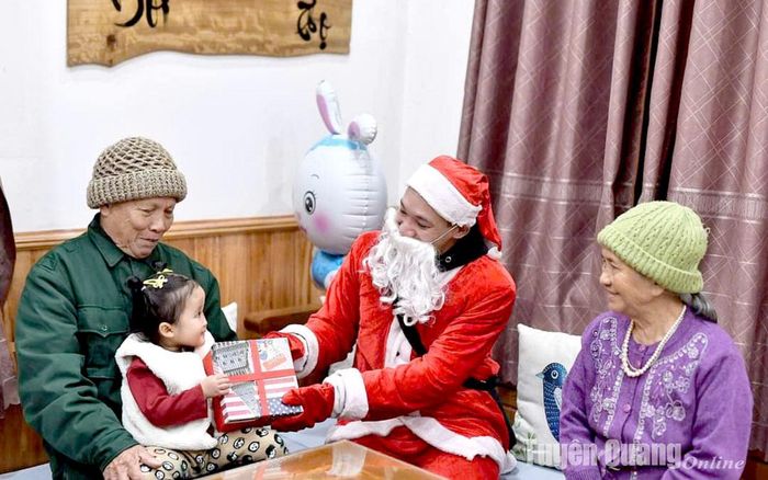 Thời điểm này, trẻ nhỏ trên địa bàn tỉnh mong ông già Noel đến tặng quà.