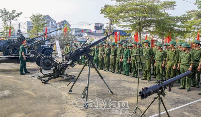 Giới thiệu các trang thiết bị phục vụ cho công tác huấn luyện và chiến đấu.