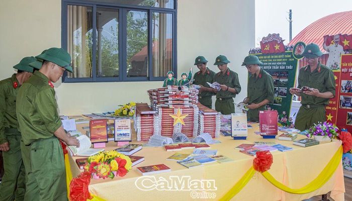Các chiến sĩ tham quan khu trưng bày sách báo và hình ảnh về hoạt động của lực lượng vũ trang tỉnh.