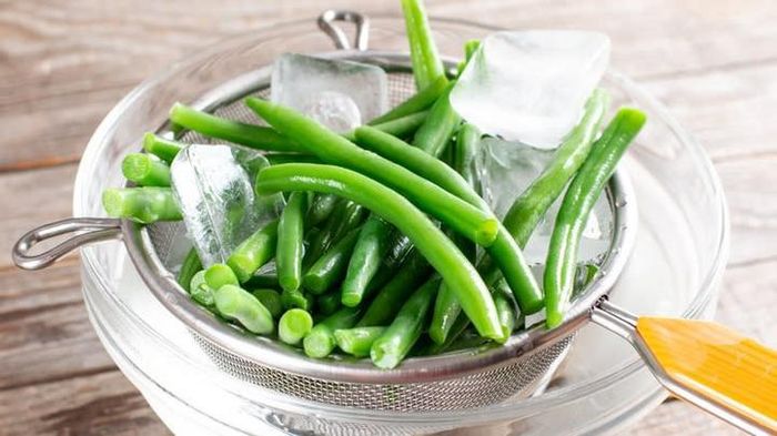 Các loại rau củ sau khi luộc nên cho vào tô nước đá để giữ được độ giòn. (Ảnh: Yahoo)