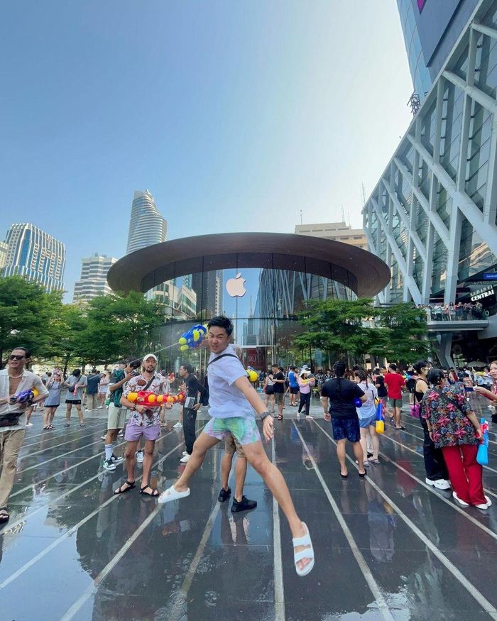 Du khách tham gia trận đấu súng nước trong 3 ngày 13-15/4 trong lễ hội Songkran tại Thái Lan. Ảnh: @thesalbalbin.