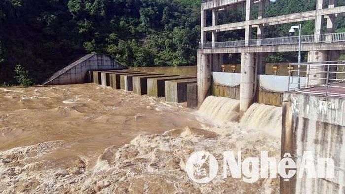 Các nhà máy thủy điện xả nước hồ chứa. Ảnh tư liệu: Báo Nghệ An