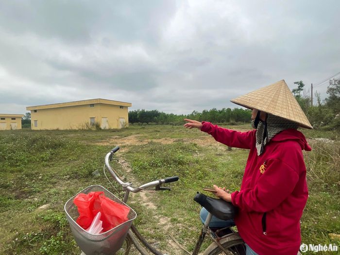 Theo người dân địa phương, dự án này khởi công từ năm 2013, nhưng sau một thời gian thì dừng lại. Ảnh: Tiến Đông