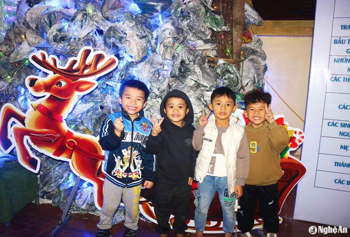 Được biết giáo xứ Phúc Yên được thành lập năm 2007 có 2 giáo họ là Phúc Yên và Xuân Tân. Bà con trong giáo xứ chủ yếu sản xuất nông nghiệp kết hợp làm một số nghề như mộc, xây dựng, bún bánh, buôn bán.... Ảnh: Huy Thư