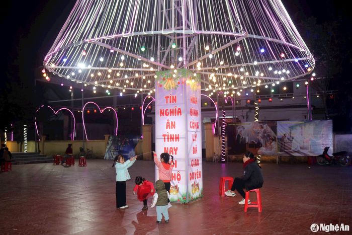 Cây thông trụ vững trên 1 cột thép chắc chắn. Việc thi công cây thông tốn khá nhiều thời gian, đòi hỏi sự công phu, khéo léo. Ảnh: Huy Thư