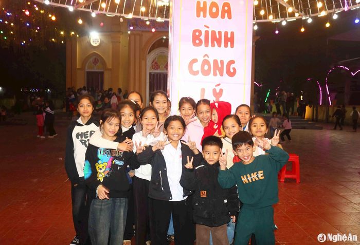 Việc trang trí giáo đường chuẩn bị đón Giáng sinh ở giáo xứ Phúc Yên diễn ra khá sớm. Trong đó cây thông 3 tầng được hoàn thành sớm nhất. Khi màn đêm buông xuống, cây thông lung linh trong đêm thu hút khá đông bà con trong và ngoài giáo xứ đến tham quan, chiêm ngưỡng. Ảnh: Huy Thư