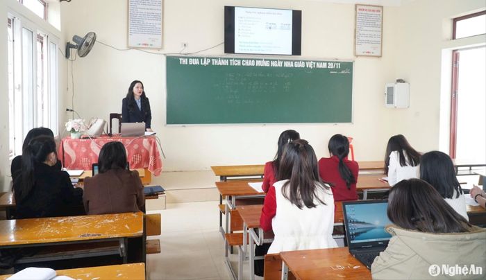 Các giáo viên tham gia lớp tập huấn. Ảnh: Mỹ Hà