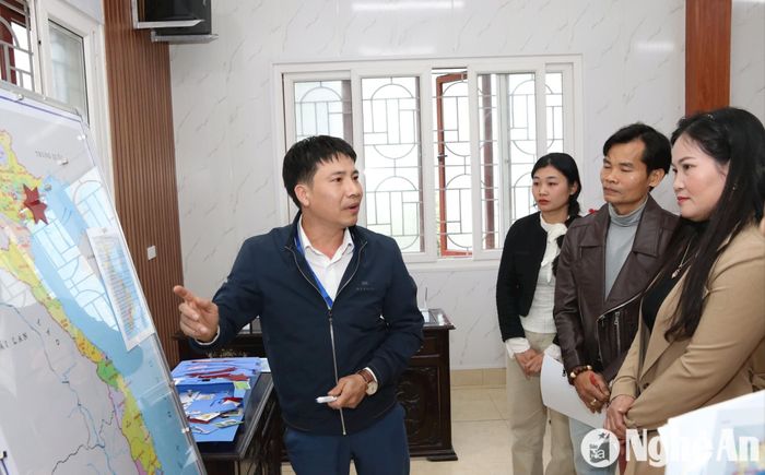 Thầy giáo Trương Thành Chung - giáo viên Trung tâm Giáo dục thường xuyên số 2 giới thiệu về thiết bị dạy học môn Địa lý. Đây là tác phẩm đạt giải Đặc biệt của hội thi. Ảnh: Mỹ Hà