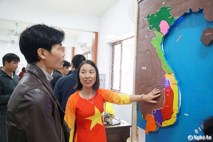 Nhiều sản phẩm dự thi của các giáo viên được đầu tư công phu. Ảnh: Mỹ Hà