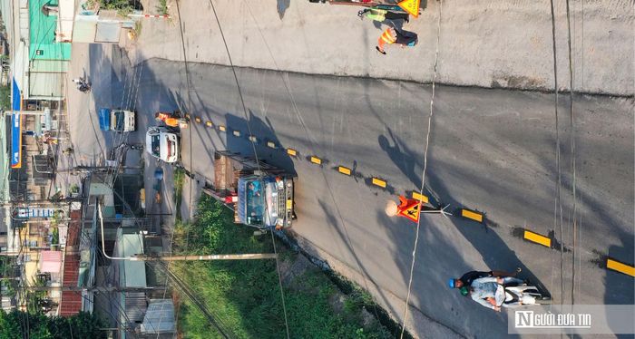 Sau khi được sửa chữa trải thảm bằng bê tông nhựa nóng, khâu cuối cùng, sơn vạch kẻ đường được đội ngũ công nhân thực hiện để bàn giao, đưa vào sử dụng.