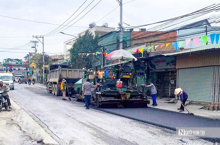 Đường được rải thảm bằng bê tông nhựa nóng.